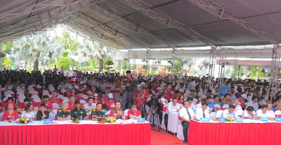 Đại biểu tham dự chương trình tuyên truyền phổ biến pháp luật về an toàn giao thông học đường.