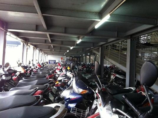 Bãi trông, giữ xe bên trong bến xe Giáp Bát - Nơi xảy ra sự việc.