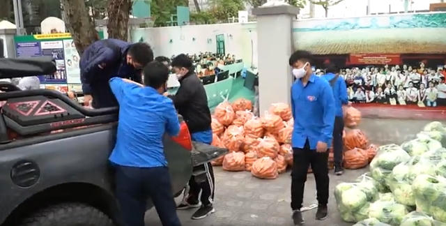 Dàn ô tô địa hình nối nhau chở nông sản giúp dân tiêu thụ