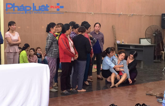 Gia đình của nạn nhân Hà Nhi đau đớn bên linh cữu của cô con gái. Trong vụ cháy, chỉ ông Nguyễn Văn Bảy (SN 1971) và bà Nguyễn Thị Hà (SN 1978) và người con trai út Nguyễn Văn Song Toàn (SN 2006) là kịp thoát khỏi ngọn lửa đỏ. Còn con gái Nguyễn Hiền Hà Nhi (SN 1999) và người giúp việc trong nhà đều không may gặp nạn.
