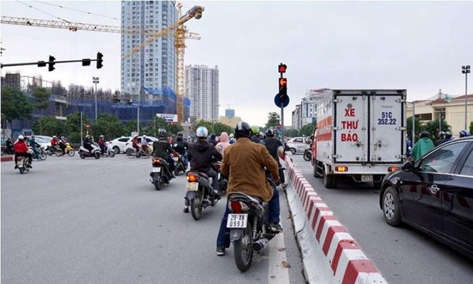 Dải phân cách cứng trên đường có "vô hình" với một số người?