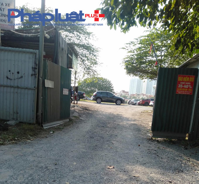 Bãi xe bên trong khu đất