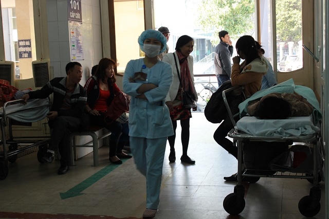 Bệnh viện quá tải Tết, bệnh nhân nằm hành lang chờ cấp cứu