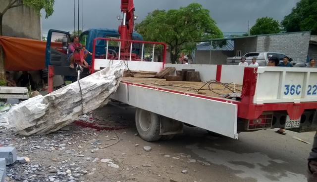 Hiện trường nơi đá đè chết tài xế xe cẩu.