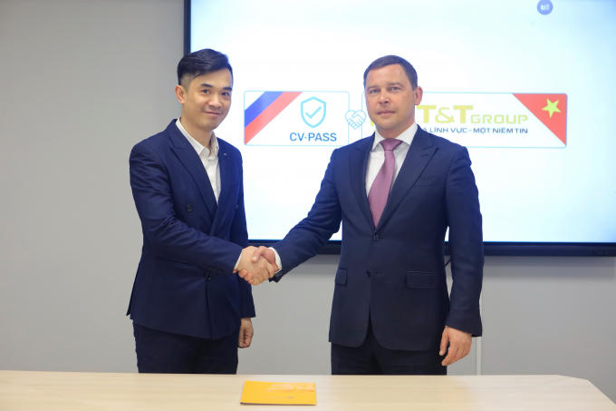 Tổng Giám đốc Công ty T&amp;amp;T Nga Nguyễn Huy Hùng Việt (trái) và Giám đốc điều hành Tập đoàn VR-Logistic (phải) tại lễ ký Biên bản ghi nhớ hợp tác. (Ảnh: TTXVN)