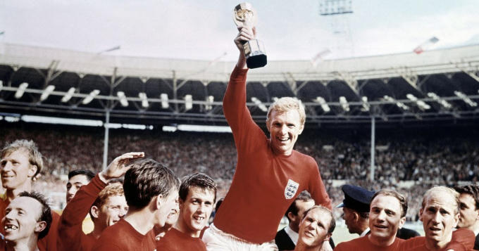 Đội tuyển Anh vô địch World Cup 1966 và trên tay họ là chiếc cúp Jules Rimet danh giá.