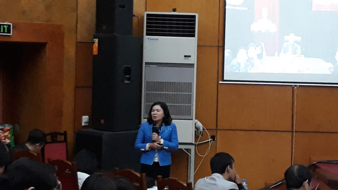 PGS.TS Dương Thị Hồng (Phó viện trưởng Viện Vệ sinh dịch tễ Trung ương) hướng dẫn cán bộ Y tế tư vấn cho bà mẹ theo dõi, chăm sóc trẻ sau tiêm chủng.