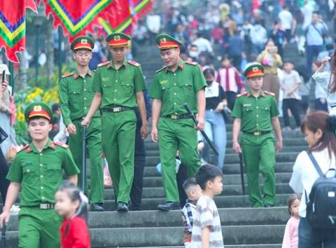 Lực lượng an ninh được bố trí dày đặc nhằm đảm bảo an ninh, an toàn cho du khách thập phương về vinh Quy bái Tổ.