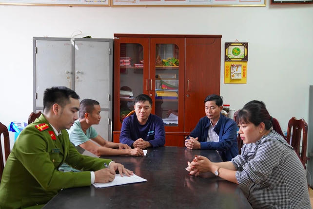 Công an tỉnh Hòa Bình bắt giữ 5 đối tượng về hành vi đánh bạc dưới hình thức mua bán số lô, đề trái với quy định của Nhà nước. Ảnh: Ngô Thủy.