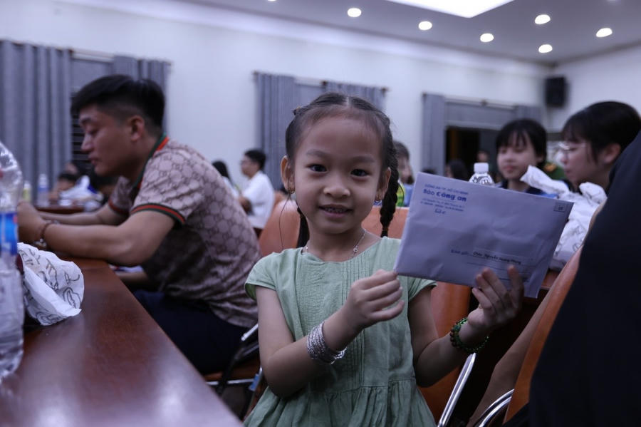 Các em nhỏ nhận hân hoan đón nhận học bổng từ chương trình.