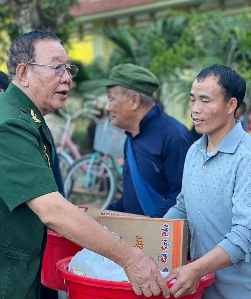Những phần quà ý nghĩa được gửi tận tay tới người dân xã Pa Tần.