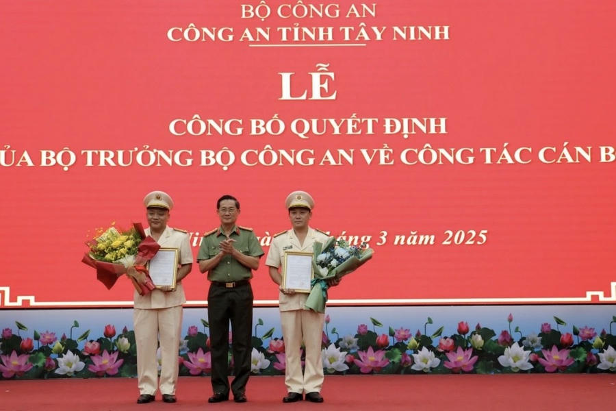 Giám đốc Công an tỉnh Tây Ninh Nguyễn Văn Trãi trao quyết định.