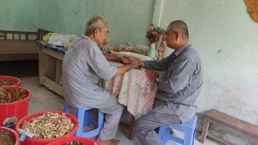 Dù đã 87 tuổi nhưng ông Năm Phấn vẫn tận tụy, miệt mài chữa bệnh nhân nghèo giúp người.