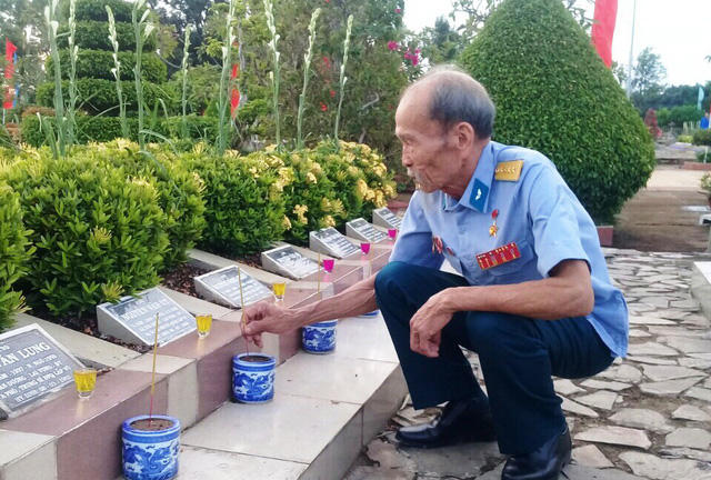 Năm n&agrave;o cũng vậy, đến chiều 26/7 hoặc trễ lắm l&agrave; s&aacute;ng 27/7, &ocirc;ng mặc qu&acirc;n phục chỉnh tề đến thắp hương cho c&aacute;c anh h&ugrave;ng liệt sĩ tại nghĩa trang huyện Lai Vung.