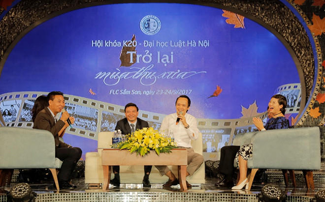 Ông Trịnh Văn Quyết (áo trắng) phát biểu trong talkshow