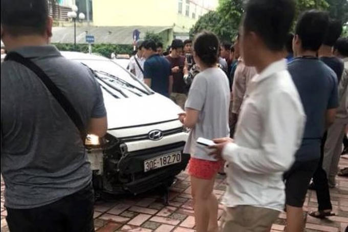 "Xe điên" chỉ dừng lại khi lao lên vỉa hè. (Ảnh: ANTĐ)
