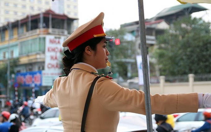Thời tiết mưa nắng thất thường ở H&agrave; Nội, hầu như c&ocirc; g&aacute;i n&agrave;o ra đường cũng phải che bịt khẩu trang k&iacute;n m&iacute;t. Trong khi đ&oacute;, những &ldquo;b&oacute;ng hồng&rdquo; điều khiển giao th&ocirc;ng ng&agrave;y n&agrave;o cũng phải phơi mặt ra đường, hứng đủ thứ kh&oacute;i, bụi, nắng n&oacute;ng.