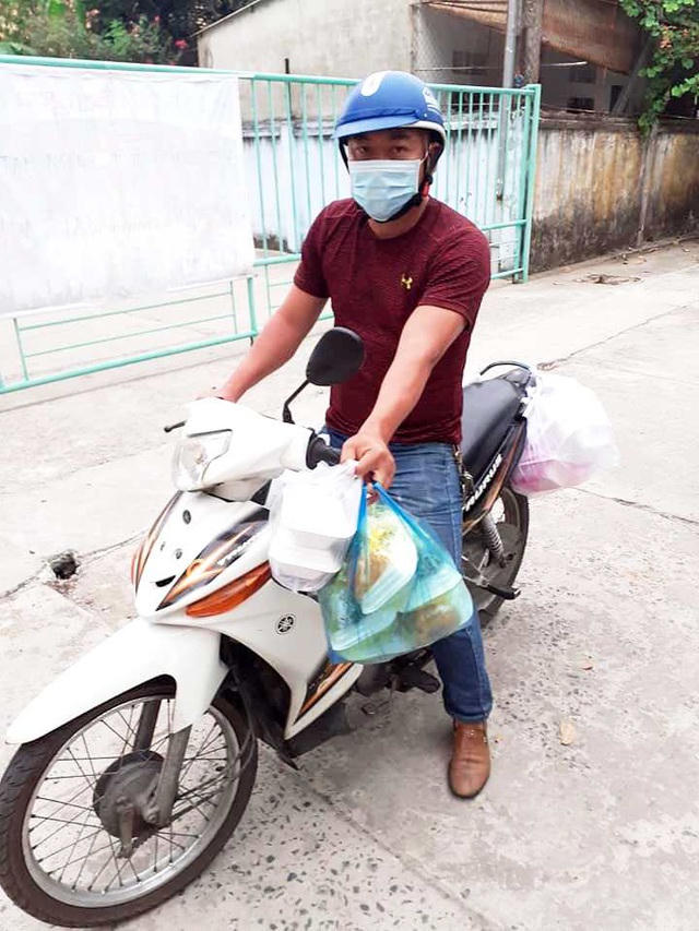 Vận chuyển các suất ăn cho trạm kiểm soát dịch. Có thời điểm buổi tối anh phải tất bật chạy đi mua đồ dùng cá nhân cho người dân ở khu cách ly