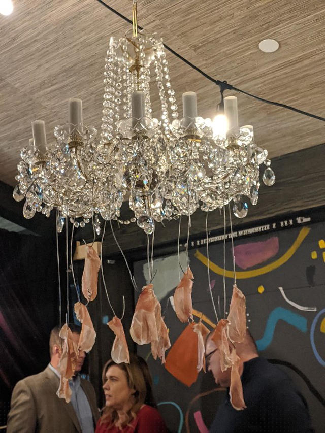 Thịt... treo chùm đèn