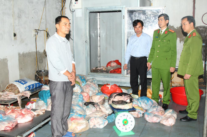 Lực lượng chức năng kiểm tra tang vật. Ảnh: Công an Hà Nam.