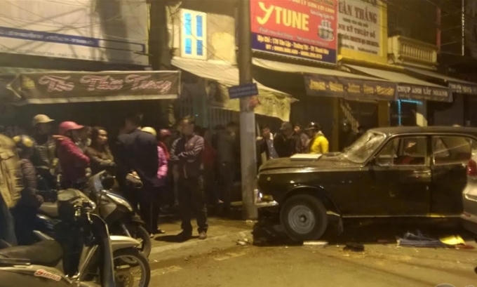 Hiện trường khi chiếc xe này đâm vào cột điện mới chịu dừng lại.