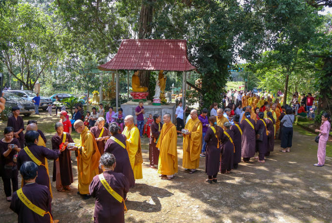Đồng bào về tham dự