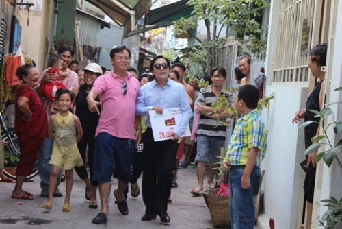 Kim Tử Long đi trao phần thưởng.