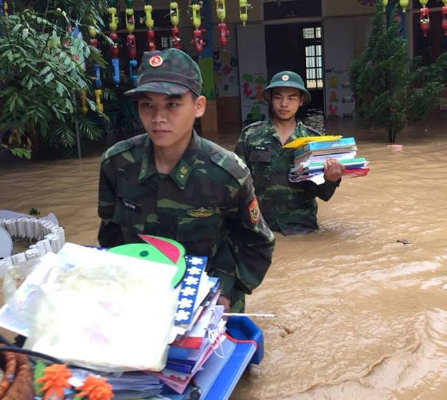 Bộ đội biên phòng đóng quân trên địa bàn huyện Kỳ Sơn giúp các trường học sơ tán sách vở, đồ dùng học tập đến địa điểm an toàn. Theo kế hoạch, học sinh Nghệ An sẽ tựu trường vào ngày 23/8 tới, bởi vậy, khi nước rút, các địa phương và ngành giáo dục phải huy động tổng lực dọn dẹp bùn đất, khắc phục hậu quả cơn lũ để đón học sinh trở lại trường.