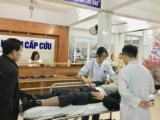 Bệnh viện Việt Đức liên tục tiếp nhận các ca cấp cứu TNGT.