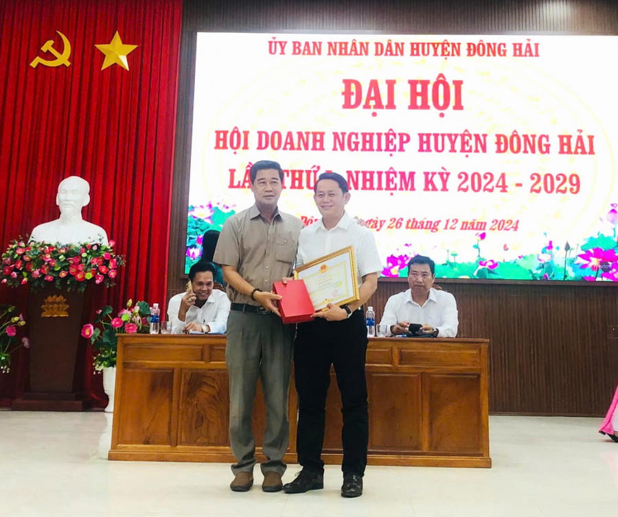 Ông Nguyễn Văn Sáng - Phó Bí thư Thường trực Huyện ủy, Phó Chủ tịch HĐND huyện Đông Hải, trao Giấy khen của Chủ tịch UBND huyện Đông Hải cho 1 tập thể và 3 cá nhân có thành tích tiêu biểu trong công tác ủng hộ đồng bào miền Bắc khắc phục hậu quả bão số 3, lũ lụt năm 2024.
