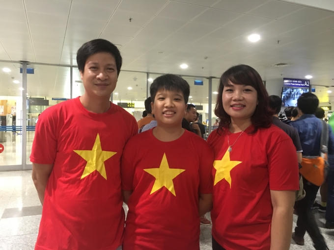 Một gia đình ở Hà Nội đến đây từ rất sớm với trang phục "Màu cờ sắc áo" để chúc mừng anh.
