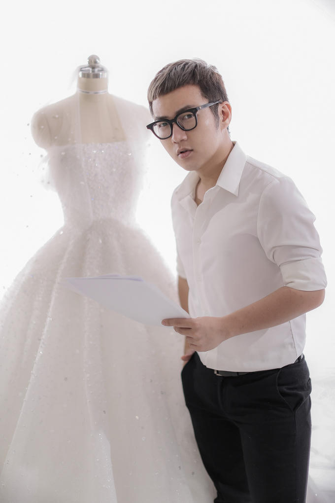 Phom dáng cúp ngực basic, một trong những xu hướng thời trang cưới thế giới được nhiều nhà mốt khai thác tối đa.