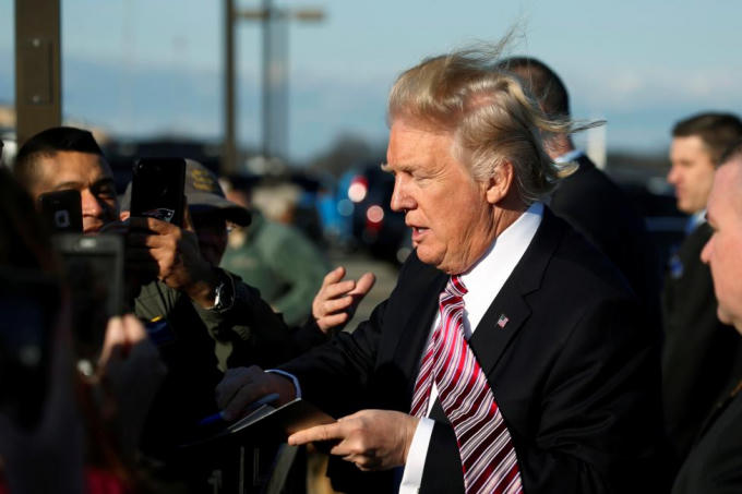 Tổng thống Donald Trump ký tặng người hâm mộ khi đến bang Maryland hôm 26/1.