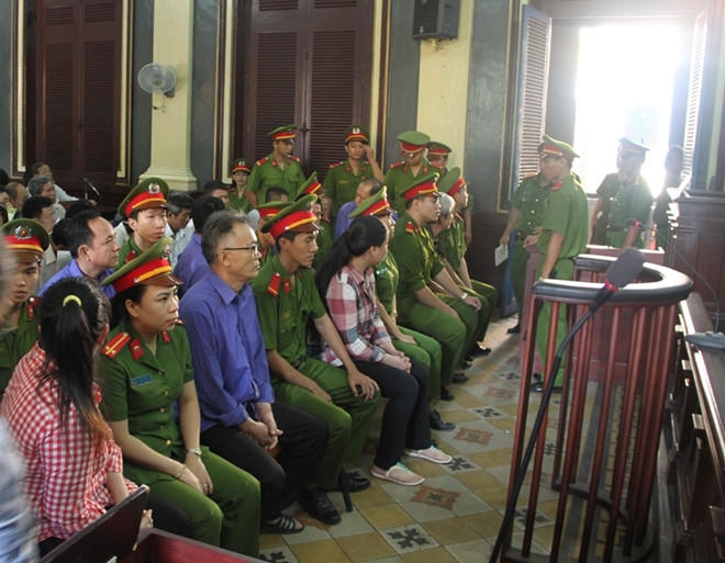 Hàng loạt cán bộ hải quan hầu tòa vì tội tiếp tay cho buôn lậu.