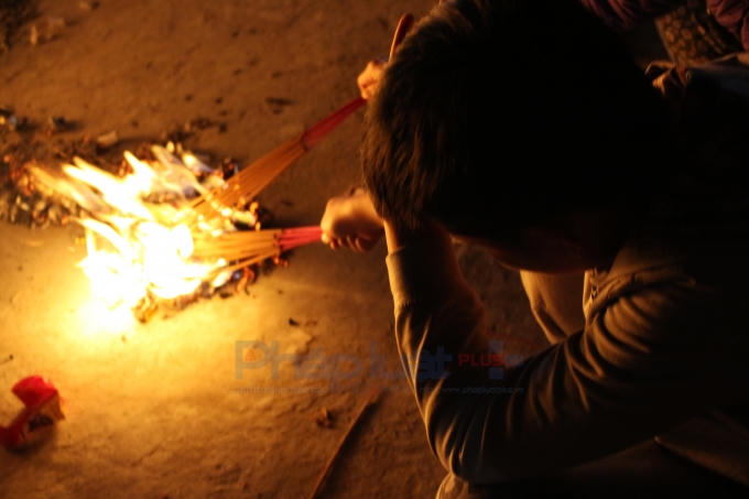 Phải tìm mọi cách để lấy nhanh mang về. (Ảnh: Đức Biên)