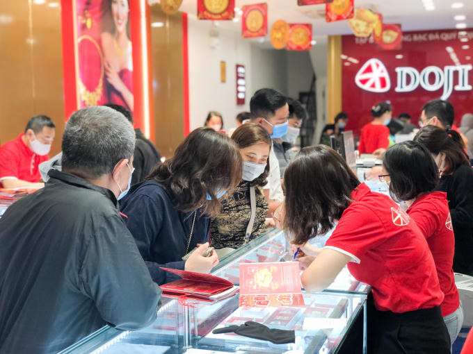 Khách hàng lựa chọn sản phẩm tại DOJI Phan Đình Phòng ngày Vía Thần Tài.