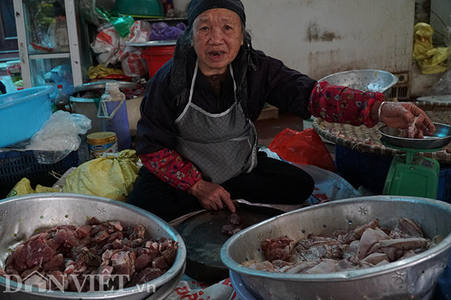 Thịt lợn được lấy v&agrave; chọn từ những con lợn khỏe v&agrave; được chăm s&oacute;c cẩn thận. Phần thịt ngon nhất được lấy l&agrave;m nguy&ecirc;n liệu đ&oacute; l&agrave; thịt ba chỉ, ngo&agrave;i ra c&oacute; thể chọn thịt nạc m&ocirc;ng, vai để l&agrave;m nguy&ecirc;n liệu cho b&aacute;nh. Thịt&nbsp;để l&agrave;m nh&acirc;n đều được ướp muối hạt v&agrave; ti&ecirc;u bắc với liều lượng th&iacute;ch hợp.