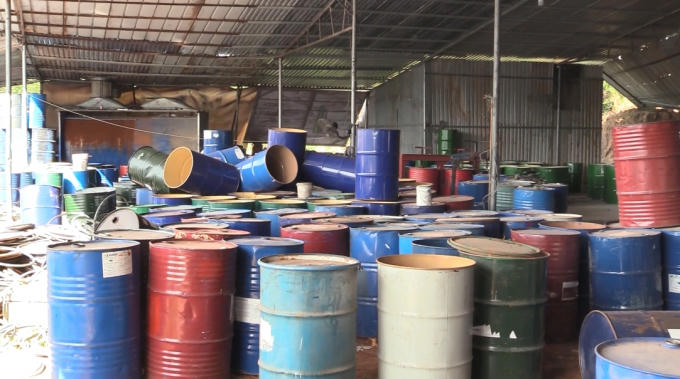 Gần 1000 thùng phi đựng hóa chất chưa qua xử lý bị lực lượng chức năng phát hiện.