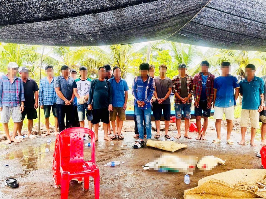 Các đối tượng đánh bạc dưới hình thức đá gà ăn thua bằng tiền tại hiện trường