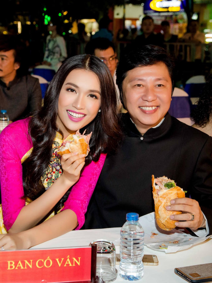 Cô và NTK Sỹ Hoàng ăn "lót dạ" bánh mì trước khi diễn ra sự kiện.