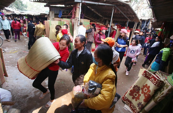 Người dân trong vùng hay đọc câu “Thứ nhất kinh kỳ, thứ nhì chợ Nủa”, ý nói chợ Nủa đã nổi danh khắp xứ Đoài xưa.