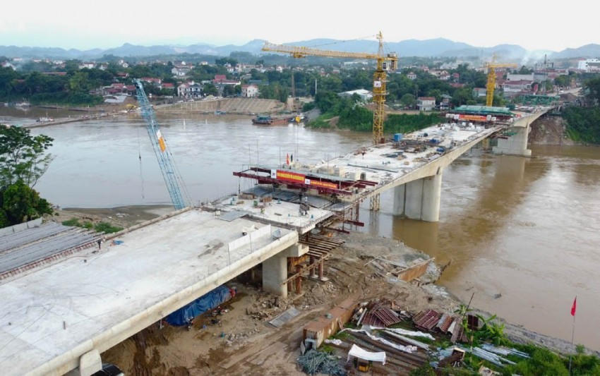 Công trình cầu Phong Châu mới đang thi công.