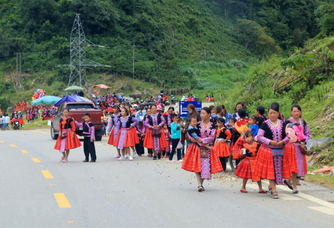 Đây dịp để già trẻ, gái trai trong các thôn bản diện những bộ quần áo dân tộc thật đẹp để gặp gỡ và đi chơi Tết. (Ảnh: Ngọc Hà/TTXVN)