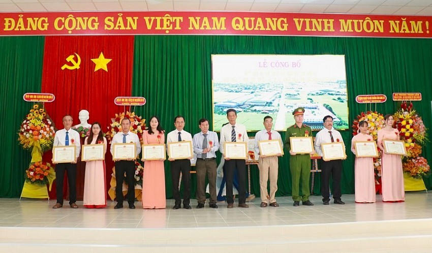 Tập thể, cá nhân có thành tích tiêu biểu trong xây dựng xã đạt chuẩn NTM nâng cao được khen thưởng. Ảnh: Báo Long An