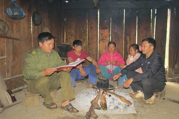 Cấp ủy, chính quyền bản Nà Kiến tuyên truyền với người dân không sử dụng, tàng trữ mua bán chất ma túy.