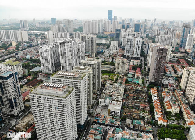  Nhìn từ trên cao các tòa nhà chen chúc như một “rừng cao ốc” giữa đô thị.