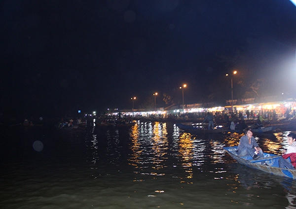Rất nhiều thuyền bè chở du khách rẽ nước đi trong đêm tối