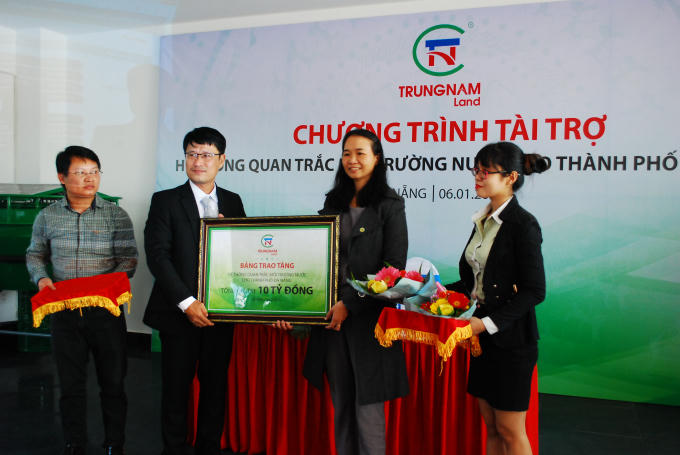 Đại diện Sở Tài nguyên - Môi trường TP Đà Nẵng tiếp nhận hệ thống quan trắc môi trường nước từ nhà tài trợ.