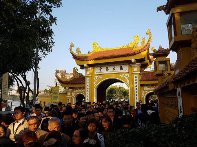Lối cổng Tam quan vào chùa Trấn Quốc chật kín người.