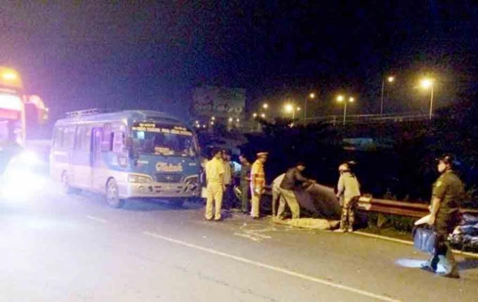 Lực lượng CSGT Tiền Giang khám nghiệm hiện trường. Ảnh: Bạn đọc